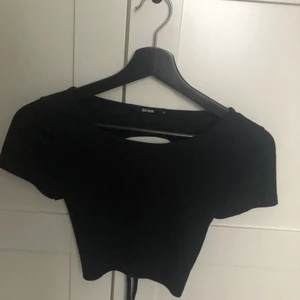 Somrig topp med öppen rygg - Jättefin somrig topp med öppen rygg i svart, använt fåtal gånger pg av lite liten annars väldigt fin