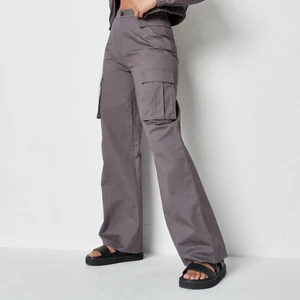 CARGO PANTS - Säljer dessa snygga cargobyxor från missguided. Aldrig använda och prislappen är frtf kvar då de tyvärr är för små för mig. Storlek 8, vilket motsvarar en 36. Byxorna är förkortade och passar för den som är mellan 165-170 om man vill att de ska lägga sig över skorna. Köpta för 400kr, säljer för 150 exl frakt (frakt kostar 60kr)