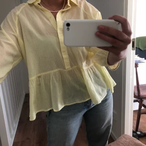 Randig ljusgul volangskjorta - Fina ljusgul volangskjorta, knappt använd 💛 storlek L men sitter lite finare löst på mig som är S