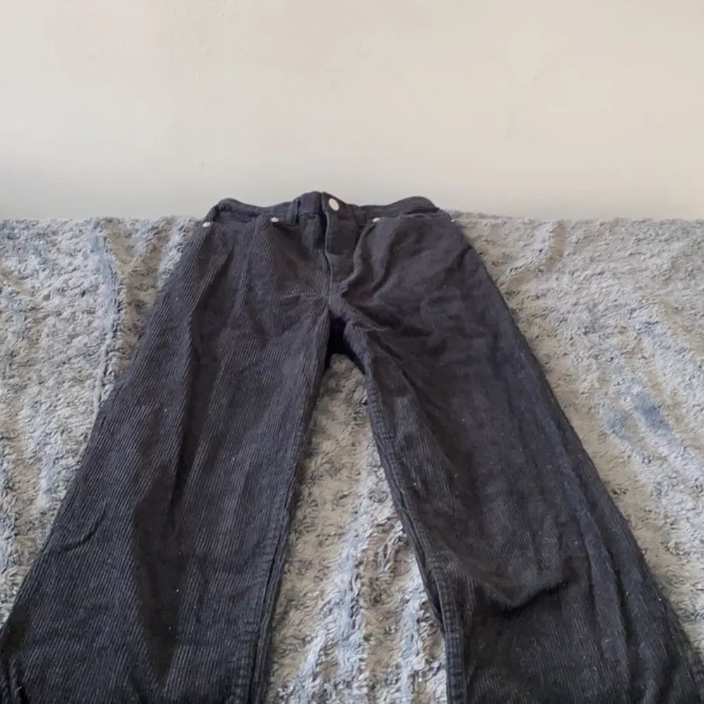 Ett par jätte snygga manchester byxor som tyvärr inte kommer till användning 💗 storlek 34 o sitter bra på mig som är 1,63💗. Jeans & Byxor.
