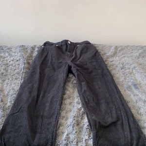 Jeans  - Ett par jätte snygga manchester byxor som tyvärr inte kommer till användning 💗 storlek 34 o sitter bra på mig som är 1,63💗