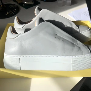 As snygga skor från Arigato - Säljer mina ur snygga Arigato skor! Storlek 36 men de är ganska stora i storleken. De har lite små defekter i hälen och på vänstra kanten men inget som man tänker på. De går inte att köpa i gråa färgen längre, org pris 1850kr. Skickar i kartong och påse  <3