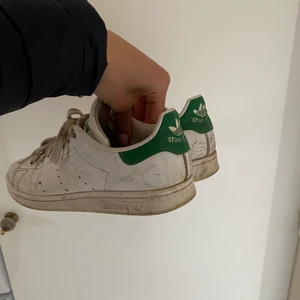 Sneakers - Säljer mina sneakers från addidas, väl använda därav priset!