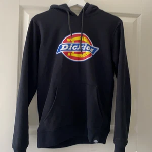 Dickies hoodie - En svart dickies hoodie, rätt tjock och gosig, bra skick. I storlek Xs. Använd fåtal gånger. Köpt på carlings