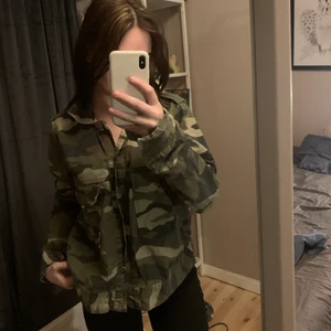 Militärjacka - ifrån gina köpt för några år sedan, saknas en knapp på höger ärm och en i mitten men går enkelt att fixa, köpare står för frakt☺️