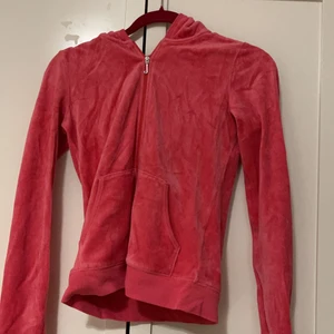 Juicy couture jacka för 14 år - Den här jackan är i fin skicka och kostar 300, dock finns det matchande byxor och då kan man köpa setet för 500!