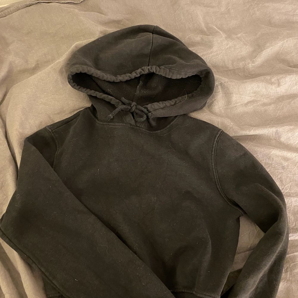 Svart cropped hoodie | Plick Second Hand