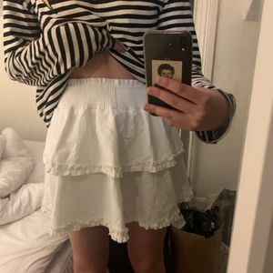 Vit volangkjol strl s - Säljer denna fina volangkjol i strl s som är perfekt i sommar! Super trendig och passar allt! Strl s🙏först till kvarn!