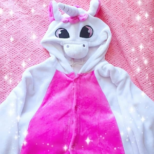 ♡Unicorn onepiece♡ - ♡Mysig unicorn onepiece♡ lite kort på mig som är 170 cm, skulle säga den passar bra på max 165cm ♡  köparen står för frakt♡