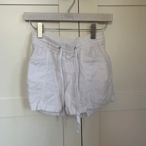  Shorts  - Säljer ett para linne shorts från gap jag säljer dom för dom tyvärr inte kommer till andvändning jag köpte dom för 400 och säljer för 150 köparen står för frakten 