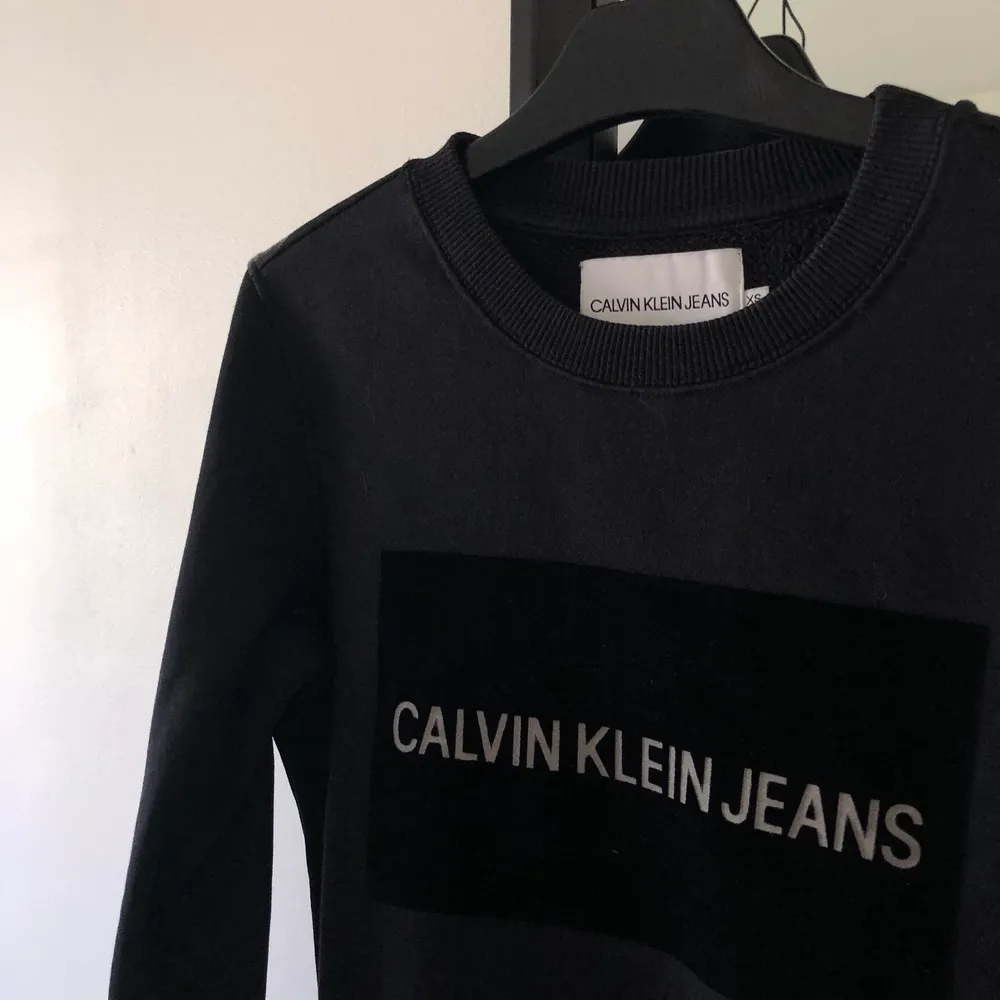 Säljer denna tröja köpt från Calvin Klein några år tillbaka ✨. Tröjor & Koftor.
