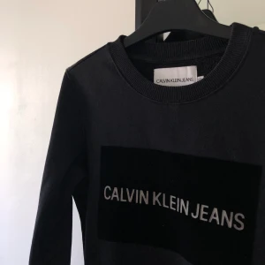Sweatshirt från Calvin Klein - Säljer denna tröja köpt från Calvin Klein några år tillbaka ✨