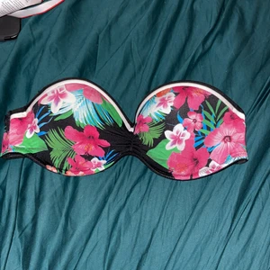 Bikini - Super fin blommig bikini som aldrig är använd, strl 75 A💖❤️💜💚