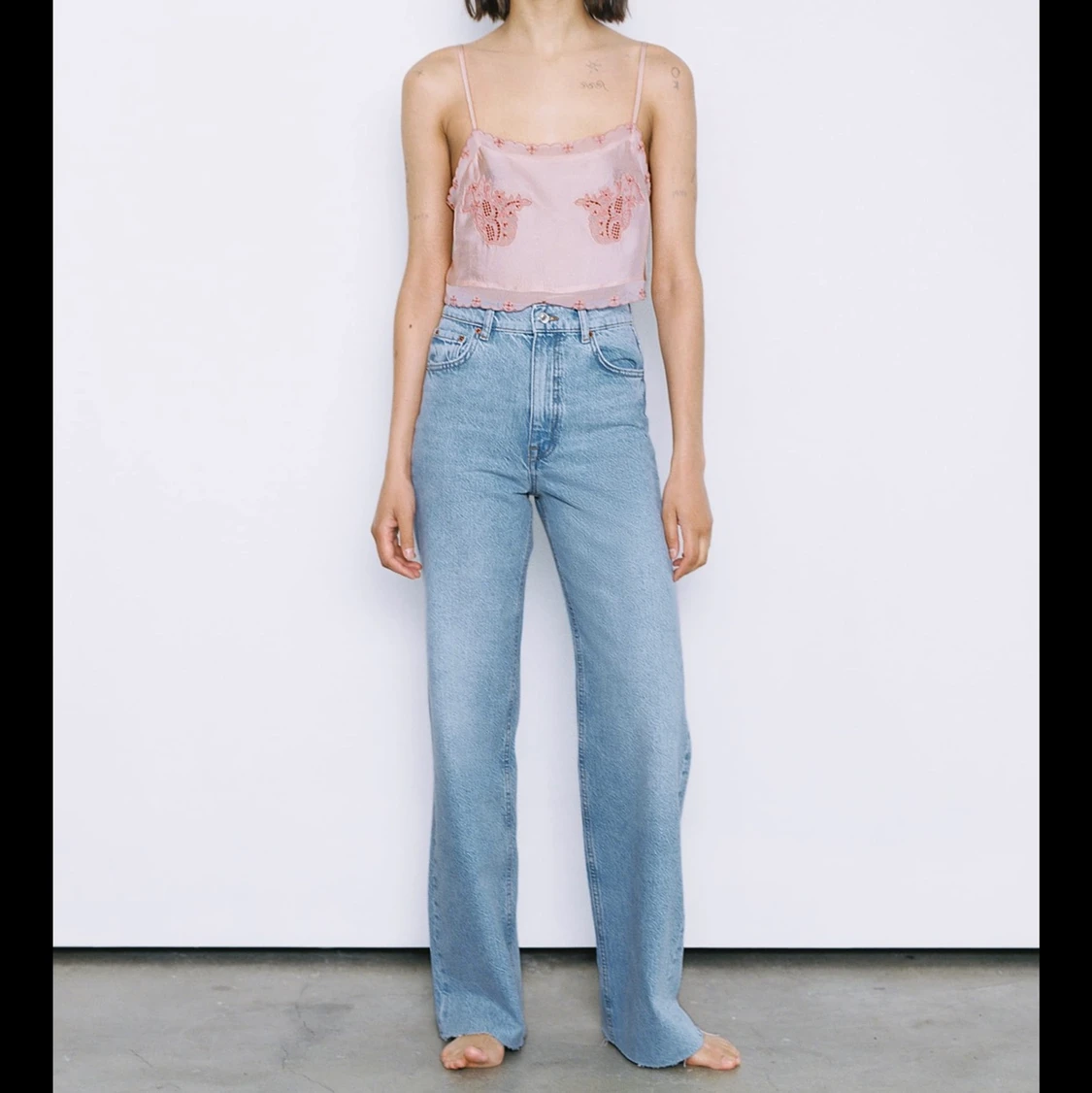 Ett par högmidjade jeans från zara i strl 34 men passar även 36! Nypris: 400kr. Köparen står för frakten! - 90