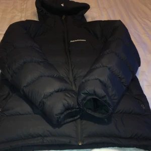 Peakperformance jacka - Helt fel fri storlek Xl säljs på grund av att den har blivit för stor på mig 