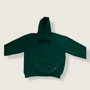 Skick: 10/10.                                                                     Oanvänd hoodie med fin färg och ett bra motiv från New York University. Står XXL på tröjan men snarare XL.