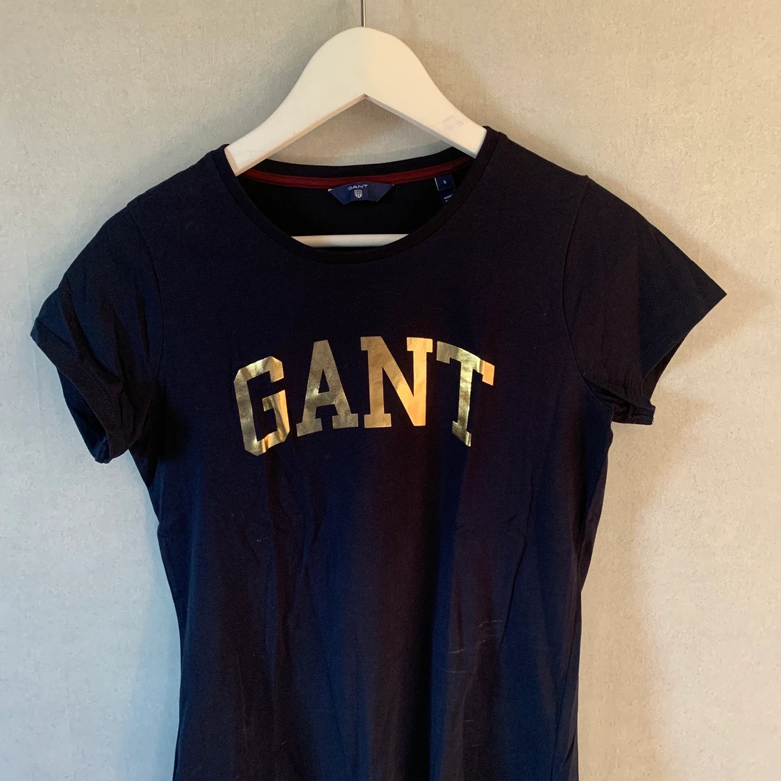 Marinblå gant t-shirt storlek S