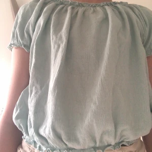 En turkos t-shirt  - Inte ens ett år gammal 