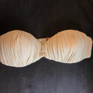 Vit bikini - En vit bikini topp från h&m som har används några få gånger, den är i fint skick! Man kan sätta på band om man vill ha det. 