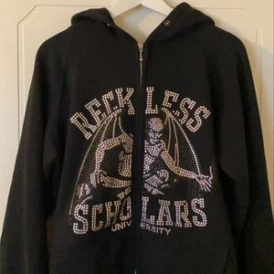 Reckless Scholars zip hoodie - Storlek L, fits M-L, Skick 9/10 (Kan saknas 1-2 rhinestones) Kan mötas upp i Norrköping eller skickas. 1800 eller högst budande.