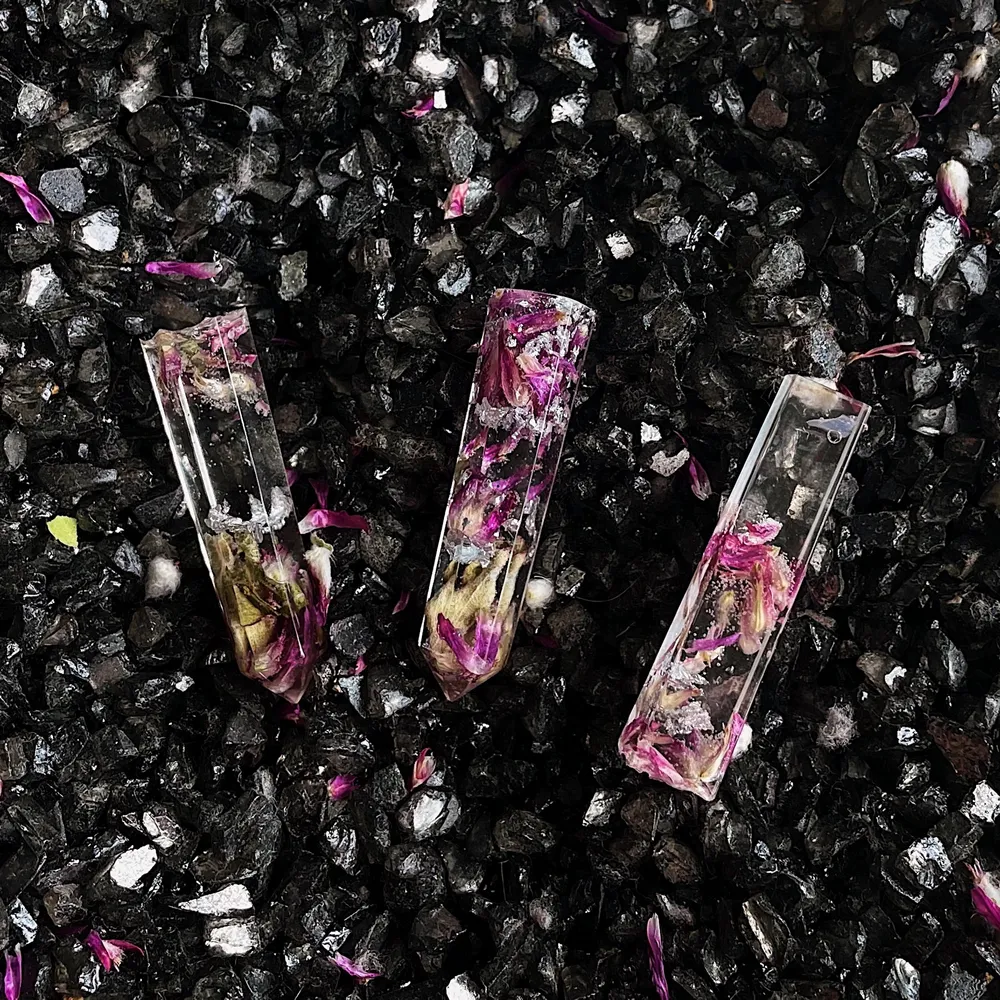 Egentillverkade kristaller i resin med silverfolie och äkta torkade blommor! Du väljer själv om du vill köpa en en flera som de är, eller få de som örhängen eller halsband. Vi kan göra mera, så finns så lagret räcker. Du kan också välja mer specifikt! Swish och du står för frakt!. Accessoarer.