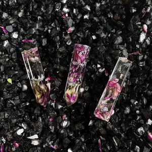 Egentillverkade kristaller i resin med silverfolie och äkta torkade blommor! Du väljer själv om du vill köpa en en flera som de är, eller få de som örhängen eller halsband. Vi kan göra mera, så finns så lagret räcker. Du kan också välja mer specifikt! Swish och du står för frakt!