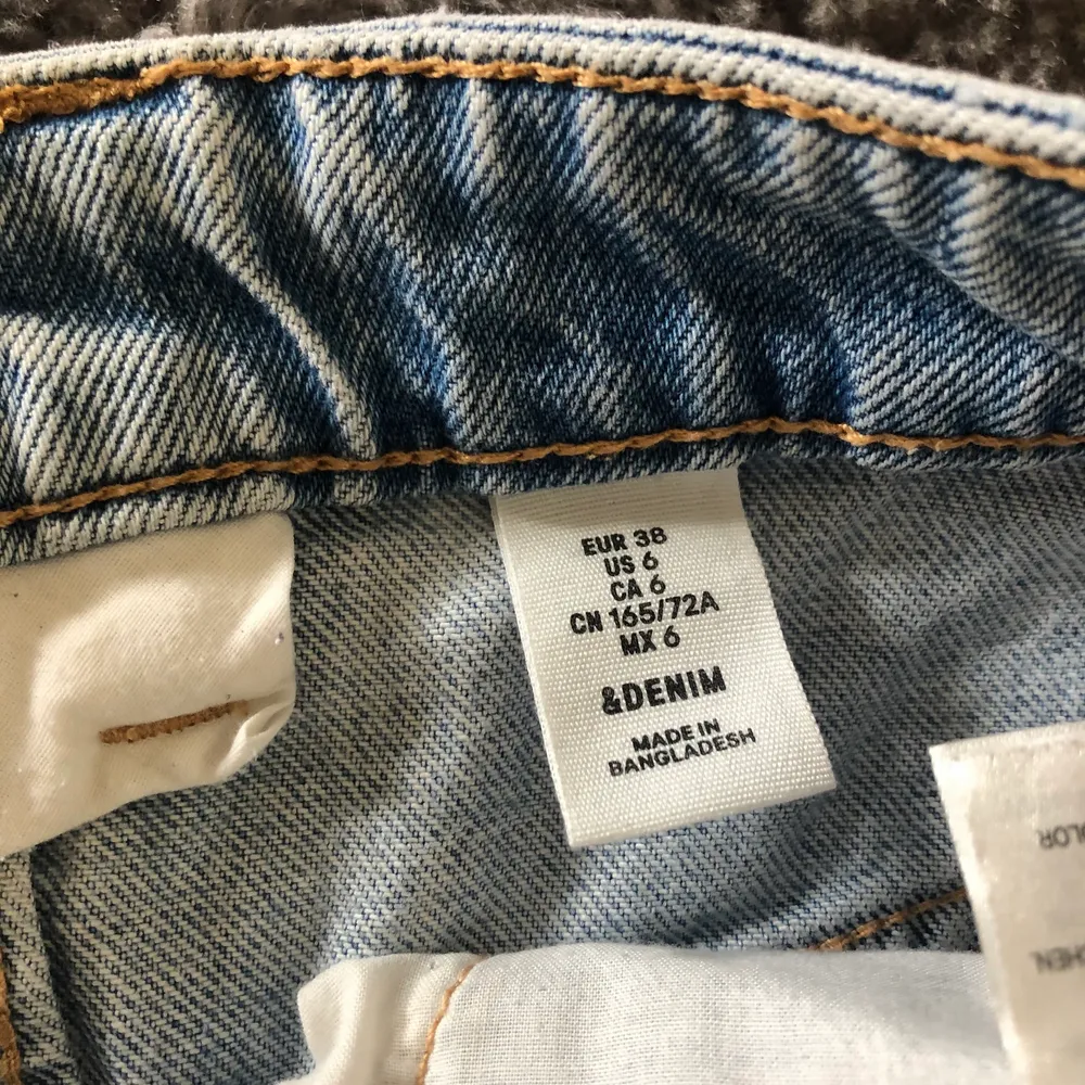 En jeans kjol med många knappar som går att knäppa upp. Nyskick, enbart använd 1 gång. Ifrån H&M.. Kjolar.