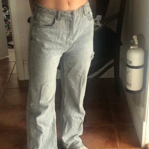 Bagy jeans bershka! - Mina all time favorite jeans från bershka, gråa baggy med ett hål på sidan. Jag är 165 och tror de sitter lite oversized på någon upp till 170 (spekulerar!! ingen aning). Säljer för att de är lite för stora för mig, strl 36