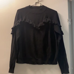 Kabelstickad tröja  - En fin kabelstickad tröja i storlek M men passar även S. Volang längst armarna och över bröstet. 