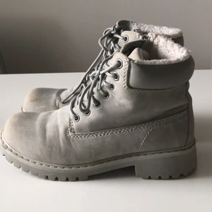 Känger  - Mycket sköna och väldigt snygga gråa känger, finns även i beige om någon är intresserad!