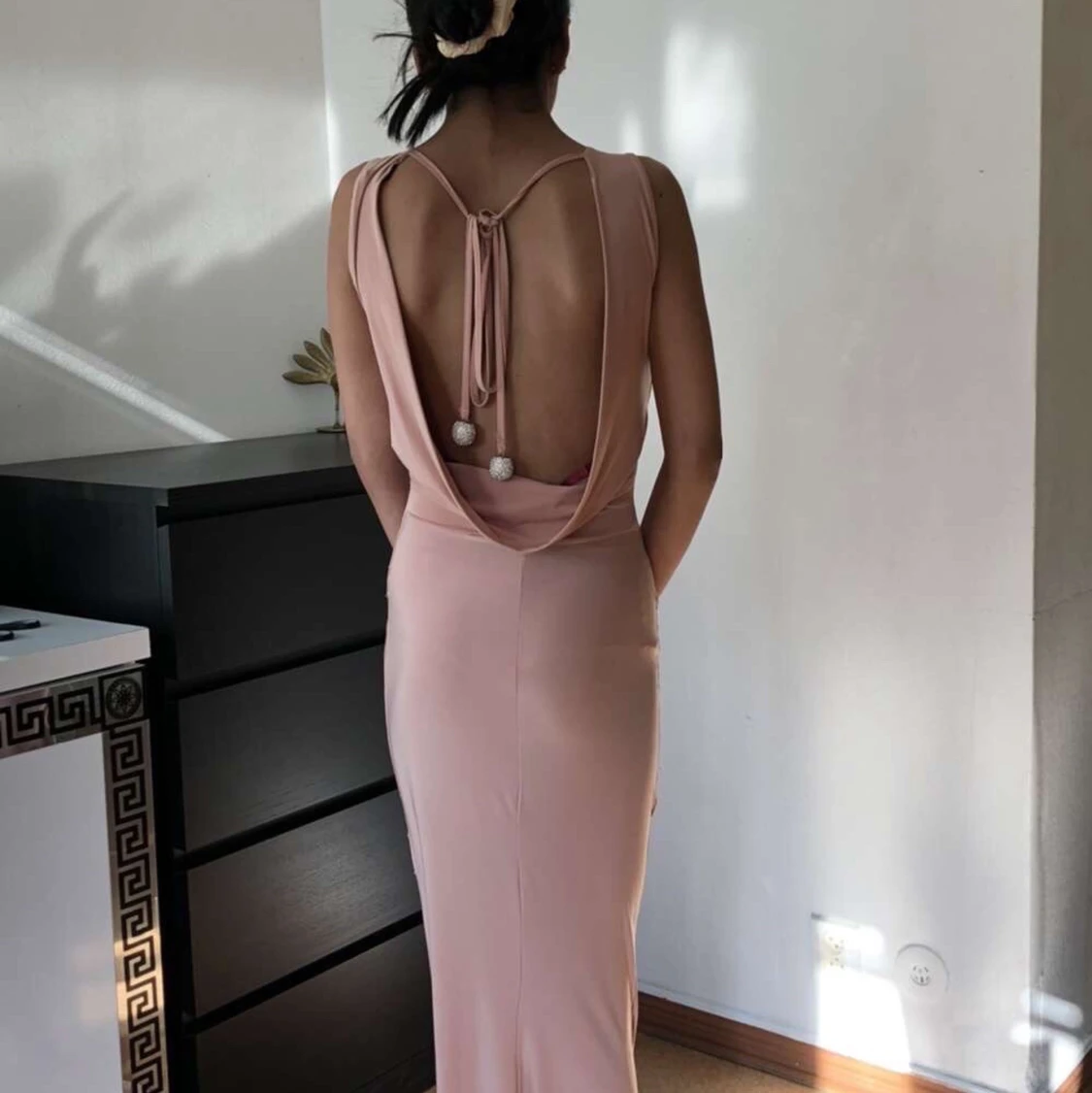 Rosa klänning med öppen rygg - 90