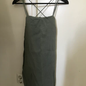 Storlek 34 - Ribbad klänning från hm, använd en gång! 