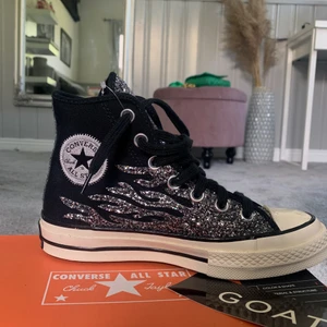 Skit snygga converse glitter flames  - Skit snygga converse med glitter flames, svåra och få tag i. Aldrig använda, helt nya pågrund köpt fel storlek. Beställda från Goat, där det är verified o äkta. Storlek 35 men passar 36. Frakt 66kr spårbar. Vid många intresserade startas budgivning