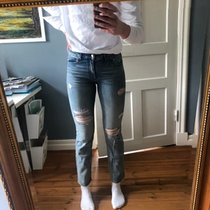 Slitna jeans från HM strl 30 - Slitna jeans från HM, sparsamt använda.