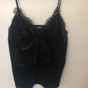 Ett bikbok linne, storlek L - En fint linne men v- ringning  och spets längst kanterna, 