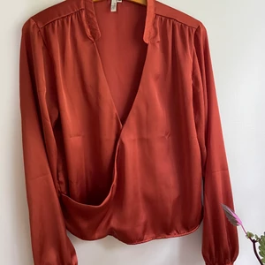 Roströd satinblus  - Säljer denna snygga roströda blus som aldrig kommer till användning. Så fin färg och skönt material. Möts upp i Växjö ev. Göteborg eller fraktar 💫🌼