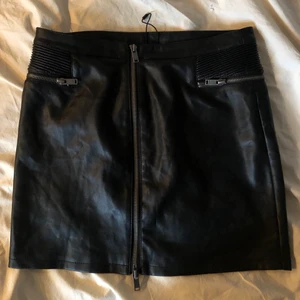 Skinnkjol med detaljer - Skinnkjol med dragkedja, endast använd 1 gång! 