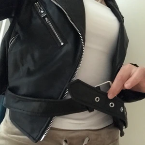 Skinnjacka - Skinnjacka använd 1 gång i bra stick