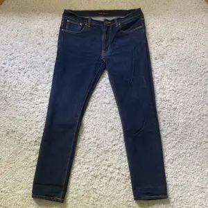 Ett par fina jeans från Nudie Jeans CO, i mycket bra skick. Modell Lean Dean. De är i storleken 34/32. Jag säljer de för 700kr + frakt, pris kan diskuteras genom att kontakta mig. (Jag säljer åt någon annan)