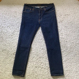 Nudie Jeans CO jeans - Ett par fina jeans från Nudie Jeans CO, i mycket bra skick. Modell Lean Dean. De är i storleken 34/32. Jag säljer de för 700kr + frakt, pris kan diskuteras genom att kontakta mig. (Jag säljer åt någon annan)