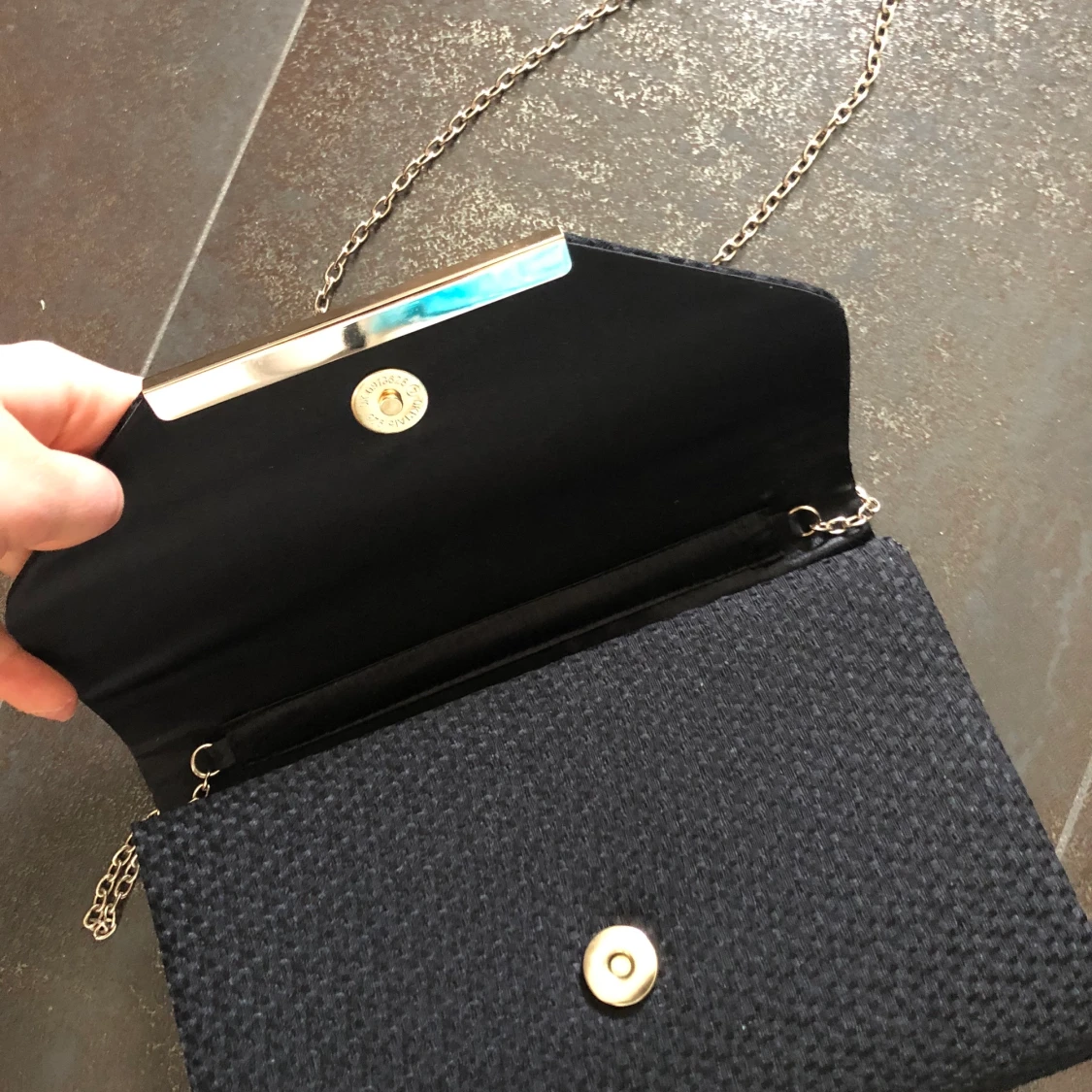 Väska svart axelremsväska guld detaljer - 91