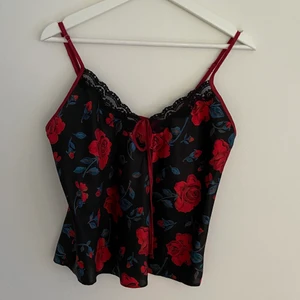 Trendig Y2k Topp / Nattlinne Svart Satin M - Gullig topp / nattlinne i satin med rosmönster. Strl M. Möts upp i Stockholm eller så står köparen för frakt! ❤️