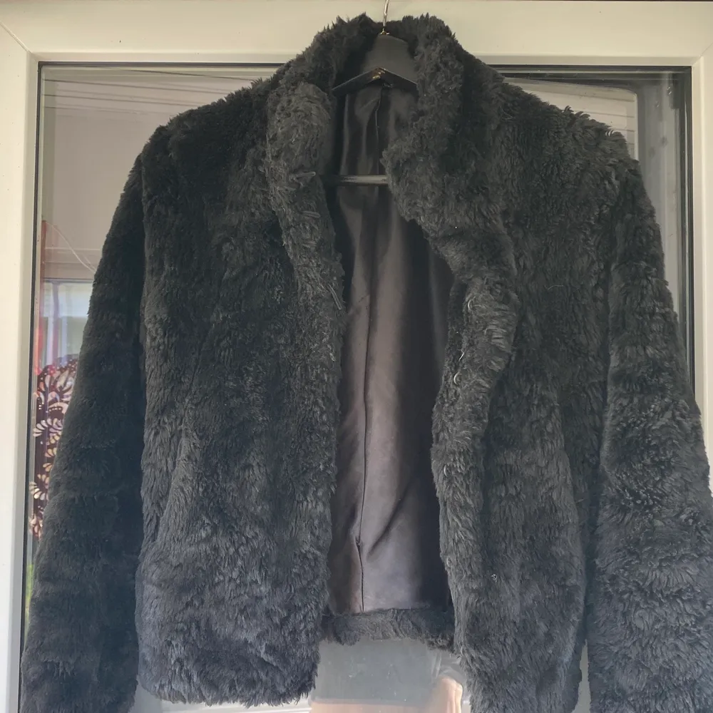 Jättefin svart Teddy jacka som jag köpt på Stockholms statsmission, den har lite högre krage och går inte o knäppa. Storlek 36 och i bra skick, säljer pga den inte kommer till användning ❤️😢  100 + frakt. . Jackor.