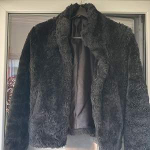 Jättefin svart Teddy jacka som jag köpt på Stockholms statsmission, den har lite högre krage och går inte o knäppa. Storlek 36 och i bra skick, säljer pga den inte kommer till användning ❤️😢  100 + frakt. 