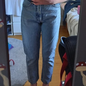 Ljusblå mom jeans från monki - Ljusblå mom jeans från monki i perfekt skick. Frakt kostar 55kr! ;)
