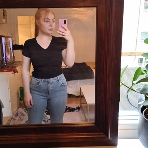 T-shirt  - En svart basic V-ringad t-shirt som passar till det mesta. Nyskick då jag köpte fel och inte vill ha v-ringning.