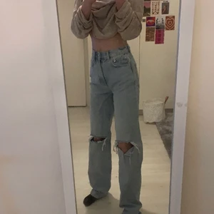 90s high waist jeans - ❗️Är annonsen kvar så är byxorna kvar❗️ Säljer nu vidare mina jättefina jeans från Gina Tricot i storlek 32 då dom börjar bli lite för små. Lite för långa på mig som är 160. Byxorna är i nyskick så priset är 250+frakt💓🥰