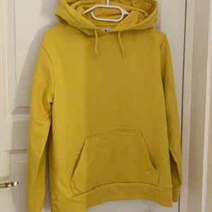 Gul hoodie - Helgul hoodie från carlings/stay!💛