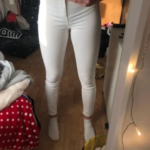 Vita jeans - Ett par vita tajta jeans som är stretch. Är i storlek S men passar också XS. 