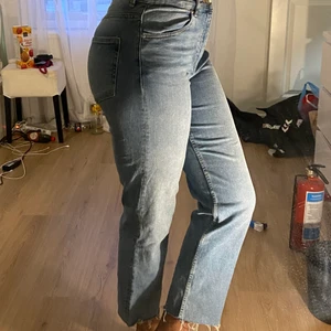 Jeans från hm - Säljer dessa ljusblå jeansen från hm använda ett fåtal gånger. Är i stl 40 men hm stlar är lite knasiga så är som en mindre stl 40/38. Säljs för 80 kr